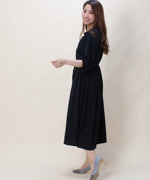 TRUDEA(トルディア)の「バックプリーツ スキッパーシャツワンピース(シャツワンピース・レディース・ホワイト/ベージュ/ネイビー・MEDIUM)」の3枚目の写真