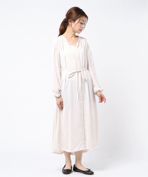 TRUDEA(トルディア)の「バックプリーツ スキッパーシャツワンピース(シャツワンピース・レディース・ホワイト/ベージュ/ネイビー・MEDIUM)」の13枚目の写真