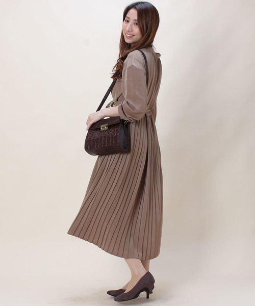 TRUDEA(トルディア)の「バックプリーツ スキッパーシャツワンピース(シャツワンピース・レディース・ホワイト/ベージュ/ネイビー・MEDIUM)」の11枚目の写真