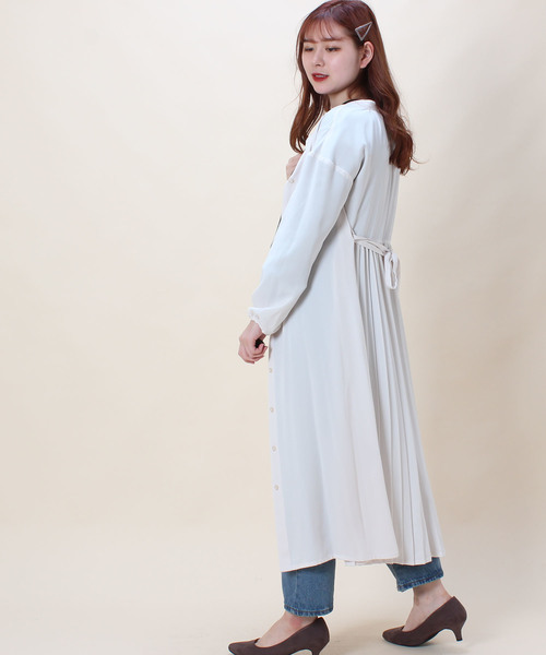 TRUDEA(トルディア)の「バックプリーツ スキッパーシャツワンピース(シャツワンピース・レディース・ホワイト/ベージュ/ネイビー・MEDIUM)」の9枚目の写真