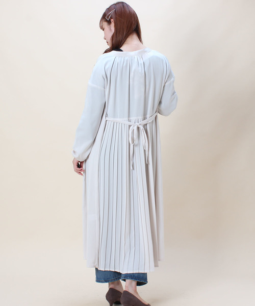 TRUDEA(トルディア)の「バックプリーツ スキッパーシャツワンピース(シャツワンピース・レディース・ホワイト/ベージュ/ネイビー・MEDIUM)」の8枚目の写真
