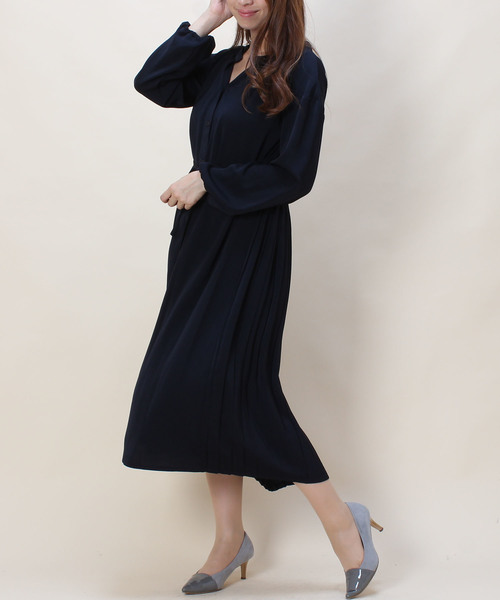 TRUDEA(トルディア)の「バックプリーツ スキッパーシャツワンピース(シャツワンピース・レディース・ホワイト/ベージュ/ネイビー・MEDIUM)」の6枚目の写真