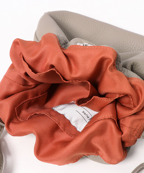 Beau're（ヴュレ）の「【Ｂｅａｕｒｅ】レザー巾着バッグ（ショルダーバッグ・レディース・ブラック/グレー・フリー）」の6枚目の写真