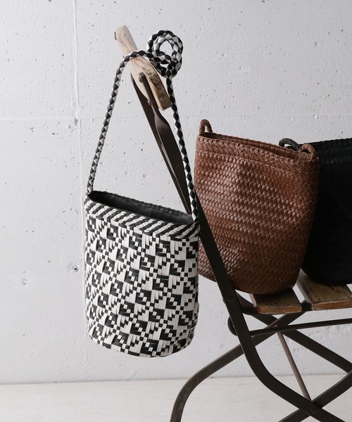 URBAN RESEARCH DOORS（アーバンリサーチドアーズ）の「レザーメッシュバッグ（ショルダーバッグ・レディース・ブラック/ブラウン/ホワイト系その他・ONE）」の2枚目の写真