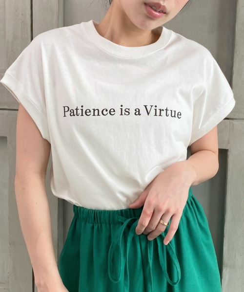 moment+（モーメントプラス）の「コットン100％カラーロゴプリントフレンチスリーブT（Tシャツ/カットソー・レディース・チャコールグレー/ベージュ/オフホワイト/オレンジ/グリーン/杢グレー・M）」の2枚目の写真