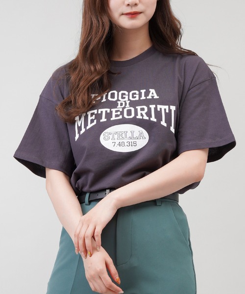 SPINNS（スピンズ）の「カレッジロゴプリントTシャツ（Tシャツ/カットソー・レディース・オフホワイト/ブルー/グリーン/スミクロ・ONESIZE）」の2枚目の写真