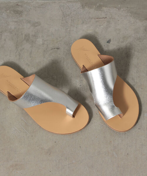 NICOLAS LAINAS(ニコラスライナス)の「【NICOLAS LAINAS/ニコラスライナス】サムカバーアッパーフラット(サンダル・レディース・シルバー/ベージュ系その他3・38/37)」の2枚目の写真