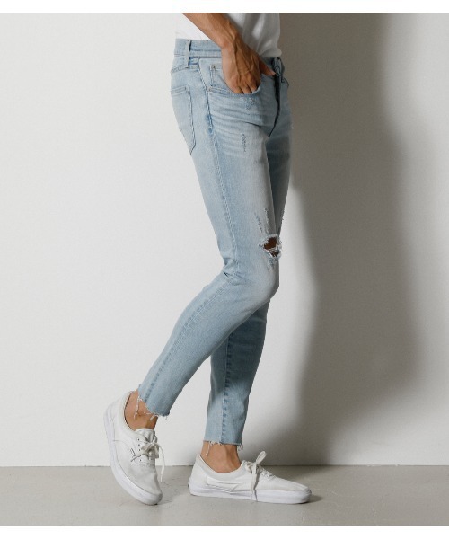 AZUL by moussy（アズールバイマウジー）の「CUT OFF CRASH SKINNY/カットオフクラッシュスキニー（デニムパンツ・メンズ・ライトブルー/ブルー系その他/ブラック/ブルー/ホワイト・LARGE/X-SMALL/X-LARGE/SMALL/MEDIUM）」の16枚目の写真
