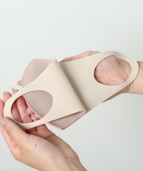 frames RAY CASSIN（フレームスレイカズン）の「【WEB限定】マスクSETフレンチスリーブモックネックTシャツ（マスク・レディース・オフホワイト/ブラック/ベージュ・FREE）」の10枚目の写真