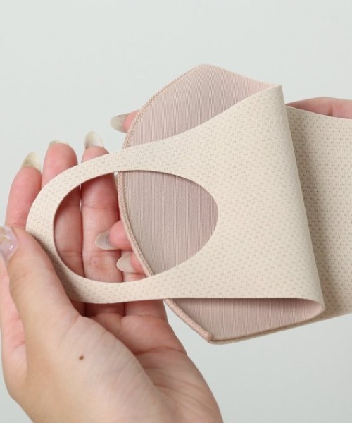 frames RAY CASSIN（フレームスレイカズン）の「【WEB限定】マスクSETフレンチスリーブモックネックTシャツ（マスク・レディース・オフホワイト/ブラック/ベージュ・FREE）」の11枚目の写真