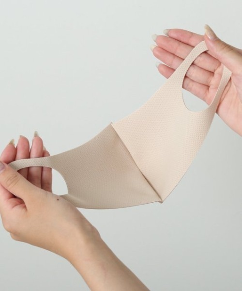 frames RAY CASSIN（フレームスレイカズン）の「【WEB限定】マスクSETフレンチスリーブモックネックTシャツ（マスク・レディース・オフホワイト/ブラック/ベージュ・FREE）」の12枚目の写真