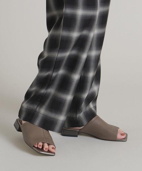 ODETTE E ODILE（オデットエオディール）の「F スクエアストレッチ サンダル25↑（サンダル・レディース・オフホワイト/ダークグレー・24.5cm/24cm/22cm/23.5cm/22.5cm/23cm/25cm）」の11枚目の写真