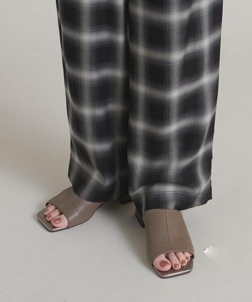 ODETTE E ODILE（オデットエオディール）の「F スクエアストレッチ サンダル25↑（サンダル・レディース・オフホワイト/ダークグレー・24.5cm/24cm/22cm/23.5cm/22.5cm/23cm/25cm）」の18枚目の写真