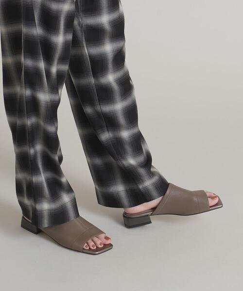 ODETTE E ODILE（オデットエオディール）の「F スクエアストレッチ サンダル25↑（サンダル・レディース・オフホワイト/ダークグレー・24.5cm/24cm/22cm/23.5cm/22.5cm/23cm/25cm）」の19枚目の写真