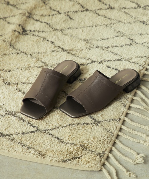 ODETTE E ODILE（オデットエオディール）の「F スクエアストレッチ サンダル25↑（サンダル・レディース・オフホワイト/ダークグレー・24.5cm/24cm/22cm/23.5cm/22.5cm/23cm/25cm）」の2枚目の写真