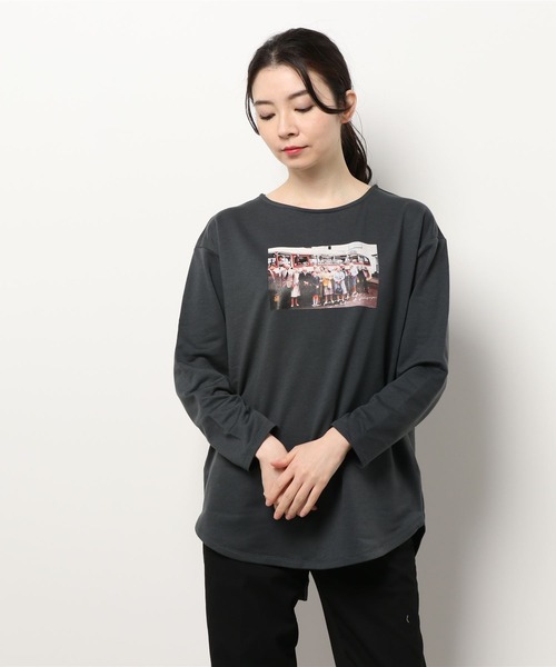 LBC(エルビーシー)の「バックスリットプリントプルオーバー(Tシャツ/カットソー・レディース・チャコールグレー/モカ・M/L)」の2枚目の写真