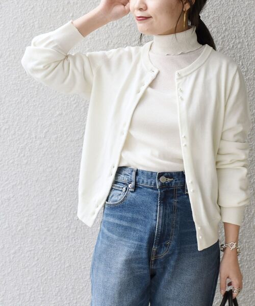 SHIPS（シップス）の「*〈手洗い可能〉パールモチーフボタンカーディガン◆（カーディガン/ボレロ・レディース・ブラック/ネイビー/オフホワイト/ライトオリーブ・ONE SIZE）」の2枚目の写真