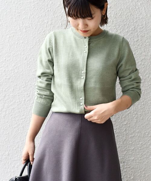 SHIPS（シップス）の「*〈手洗い可能〉パールモチーフボタンカーディガン◆（カーディガン/ボレロ・レディース・ブラック/ネイビー/オフホワイト/ライトオリーブ・ONE SIZE）」の3枚目の写真