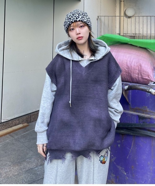 XU（エックスユー）の「【XU/エックスユー】spray washed knit vest/スプレー加工 Vネックニットベスト ダメージニットベスト ニットベスト（ベスト・メンズ・パープル/グレー・ONE SIZE）」の2枚目の写真