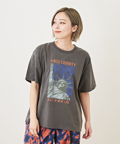 CUBE SUGAR(キューブシュガー)の「天竺カットソーピグメント染半袖グラフィックTシャツ(Tシャツ/カットソー・レディース・チャコールグレー/ベージュ/ピンク/ブルー・M)」の2枚目の写真