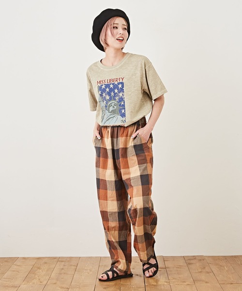 CUBE SUGAR(キューブシュガー)の「天竺カットソーピグメント染半袖グラフィックTシャツ(Tシャツ/カットソー・レディース・チャコールグレー/ベージュ/ピンク/ブルー・M)」の9枚目の写真