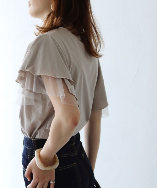 HER CLOSET（ハークローゼット）の「【shemoshelly】チュールフレア袖フレンチトップス（Tシャツ/カットソー・レディース・チャコールグレー/ブラック/オフホワイト/グレイッシュベージュ・M）」の5枚目の写真