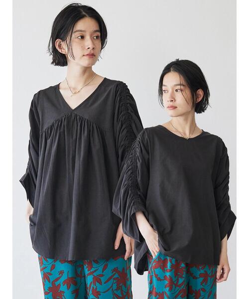 AMERICAN HOLIC(アメリカンホリック)の「Vネック袖ギャザーブラウス(シャツ/ブラウス・レディース・ブラック/オフホワイト/オレンジ・M/L)」の2枚目の写真