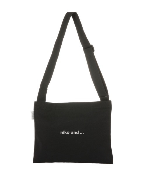 niko and...(ニコアンド)の「オリジナルニコロゴ刺繍サコッシュバッグ【ニコロゴトート】(ショルダーバッグ・レディース・ブラック/オフホワイト/セージグリーン・0)」の11枚目の写真
