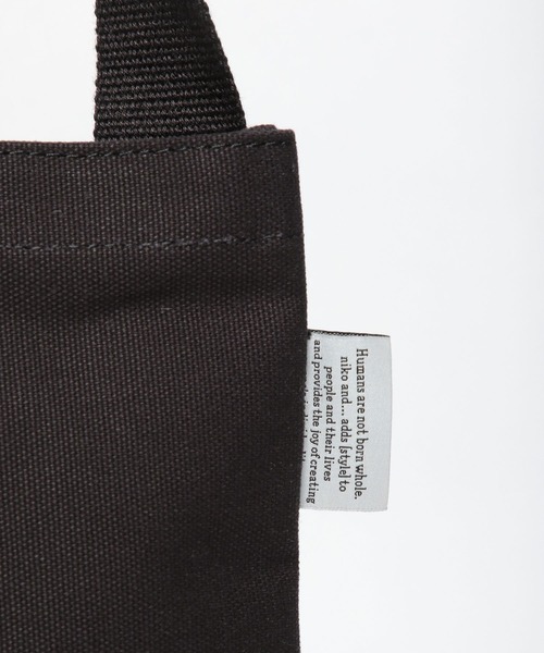 niko and...(ニコアンド)の「オリジナルニコロゴ刺繍サコッシュバッグ【ニコロゴトート】(ショルダーバッグ・レディース・ブラック/オフホワイト/セージグリーン・0)」の19枚目の写真