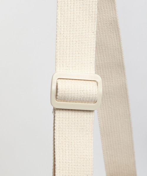 niko and...(ニコアンド)の「オリジナルニコロゴ刺繍サコッシュバッグ【ニコロゴトート】(ショルダーバッグ・レディース・ブラック/オフホワイト/セージグリーン・0)」の4枚目の写真