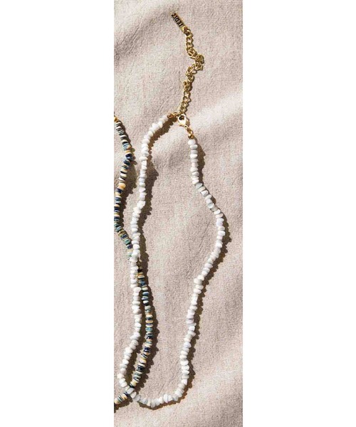 IEDIT（イディット）の「ＩＥＤＩＴ　Ｍａｄｅ　ｉｎ　Ｉｎｄｉａ　ハンドメイドビーズの繊細ネックレス（ネックレス・レディース・ホワイト系その他/オレンジ系その他/ブルー系その他・ONE SIZE）」の2枚目の写真
