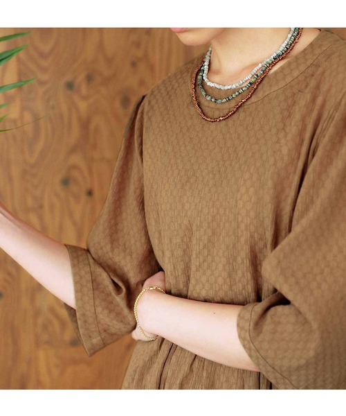 IEDIT（イディット）の「ＩＥＤＩＴ　Ｍａｄｅ　ｉｎ　Ｉｎｄｉａ　ハンドメイドビーズの繊細ネックレス（ネックレス・レディース・ホワイト系その他/オレンジ系その他/ブルー系その他・ONE SIZE）」の4枚目の写真