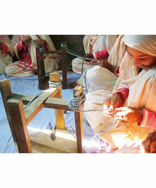 IEDIT（イディット）の「ＩＥＤＩＴ　Ｍａｄｅ　ｉｎ　Ｉｎｄｉａ　ハンドメイドビーズの繊細ネックレス（ネックレス・レディース・ホワイト系その他/オレンジ系その他/ブルー系その他・ONE SIZE）」の9枚目の写真