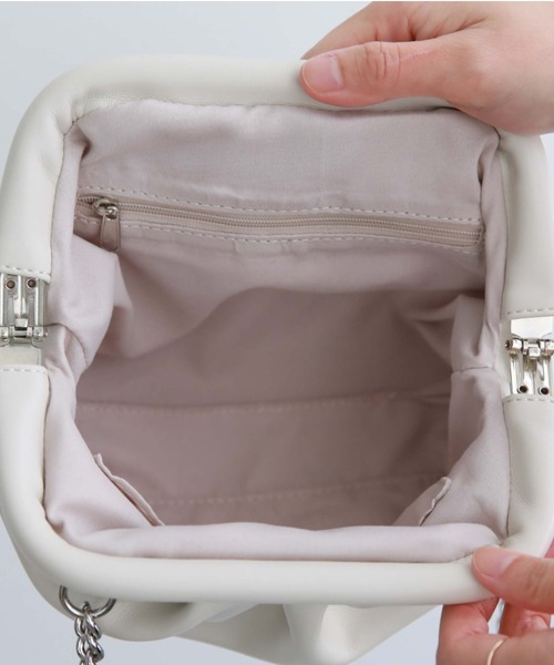 archives(アルシーヴ)の「チェーンがま口バッグ(ショルダーバッグ・レディース・ブラック/アイボリー/グレイッシュベージュ・FREE)」の16枚目の写真