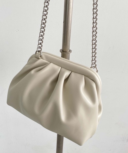 archives(アルシーヴ)の「チェーンがま口バッグ(ショルダーバッグ・レディース・ブラック/アイボリー/グレイッシュベージュ・FREE)」の4枚目の写真