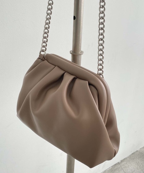 archives(アルシーヴ)の「チェーンがま口バッグ(ショルダーバッグ・レディース・ブラック/アイボリー/グレイッシュベージュ・FREE)」の5枚目の写真