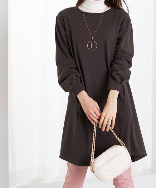 BELLUNA PLUS（ベルーナ）の「吸湿発熱ポンチ素材チュニックワンピース（ワンピース・レディース・ターコイズブルー/キャメル/ワイン/チャコール/マスタード/ブルー/イエロー系/ターコイズブルー系/ワイン系/ブラック系その他/オレンジ・LARGE/X-LARGE/MEDIUM）」の2枚目の写真