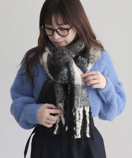 fredy emue（フレディエミュ）の「チェックブークレーストール（ストール/ショール・レディース・ブルー系その他/ベージュ系その他/ピンク系その他/ブラック系その他・FREE）」の2枚目の写真