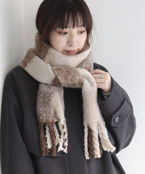 fredy emue（フレディエミュ）の「チェックブークレーストール（ストール/ショール・レディース・ブルー系その他/ベージュ系その他/ピンク系その他/ブラック系その他・FREE）」の6枚目の写真