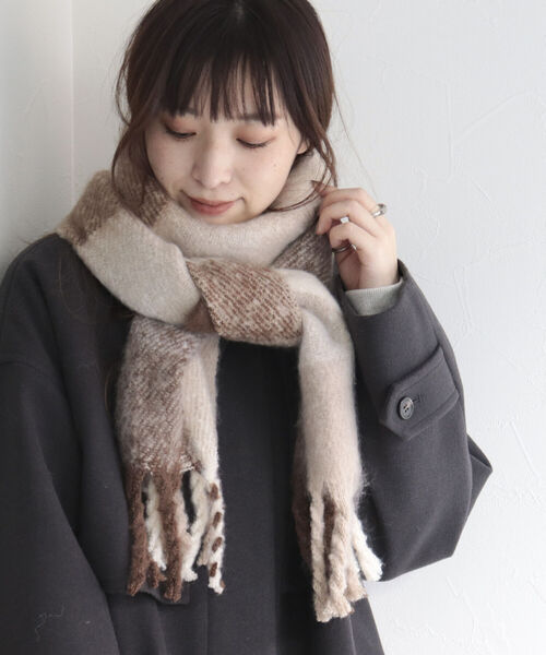 fredy emue（フレディエミュ）の「チェックブークレーストール（ストール/ショール・レディース・ブルー系その他/ベージュ系その他/ピンク系その他/ブラック系その他・FREE）」の7枚目の写真