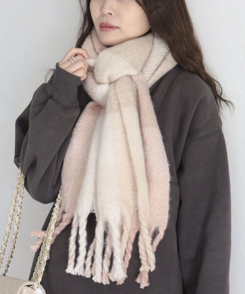 fredy emue（フレディエミュ）の「チェックブークレーストール（ストール/ショール・レディース・ブルー系その他/ベージュ系その他/ピンク系その他/ブラック系その他・FREE）」の8枚目の写真