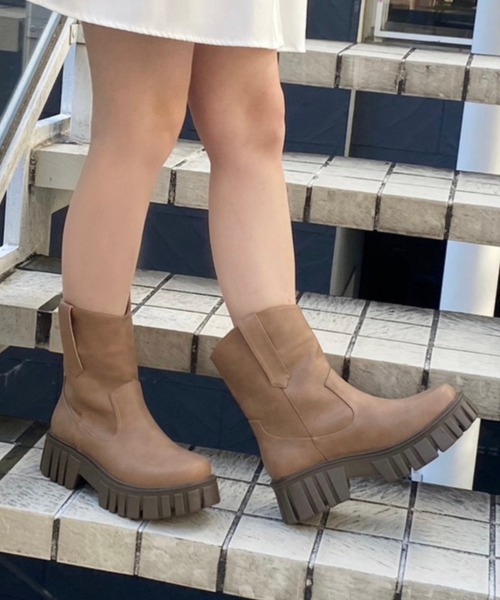 WEGO(ウィゴー)の「WEGO/ボリュームデザインブーツ(ブーツ・レディース・ベージュ/ブラック・MEDIUM/LARGE)」の2枚目の写真