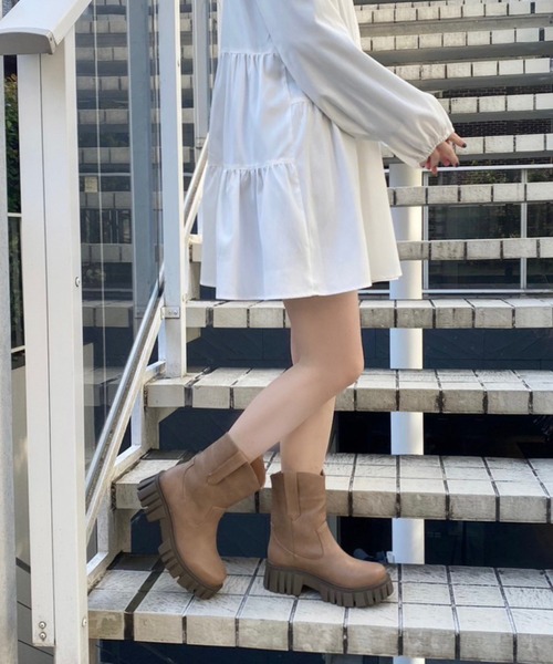 WEGO(ウィゴー)の「WEGO/ボリュームデザインブーツ(ブーツ・レディース・ベージュ/ブラック・MEDIUM/LARGE)」の9枚目の写真