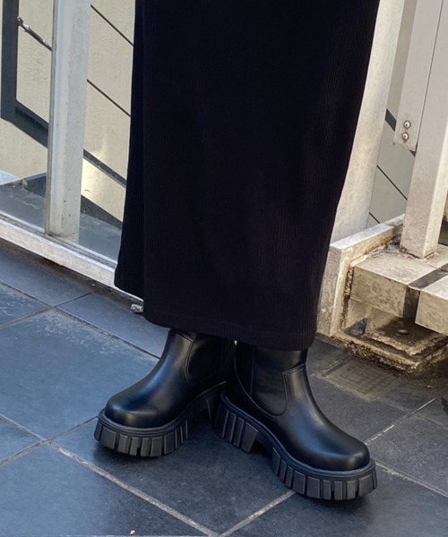 WEGO(ウィゴー)の「WEGO/ボリュームデザインブーツ(ブーツ・レディース・ベージュ/ブラック・MEDIUM/LARGE)」の4枚目の写真