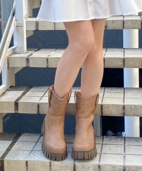 WEGO(ウィゴー)の「WEGO/ボリュームデザインブーツ(ブーツ・レディース・ベージュ/ブラック・MEDIUM/LARGE)」の7枚目の写真