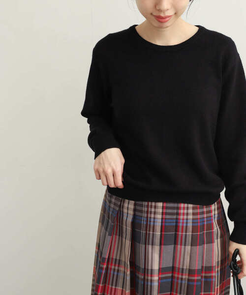 URBAN RESEARCH DOORS（アーバンリサーチドアーズ）の「クルーネックコンパクトKNIT（ニット/セーター・レディース・ロイヤルブルー/レッド/オフホワイト/ブラック・MEDIUM）」の5枚目の写真