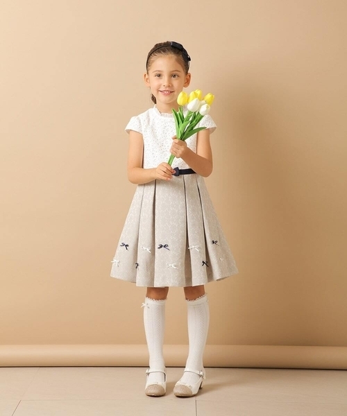 a.v.v（アーヴェヴェ）の「[KIDS]リボンヒールパンプス[WEB限定サイズ]（パンプス・キッズ・ブラック/アイボリー・19/20/18）」の16枚目の写真