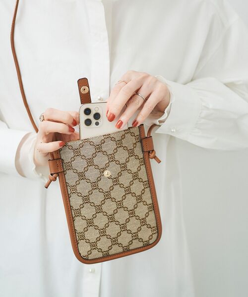 le.coeur blanc（ルクールブラン）の「ジャガードスマホショルダー（ショルダーバッグ・レディース・ブラック/キャメル・FREE）」の4枚目の写真