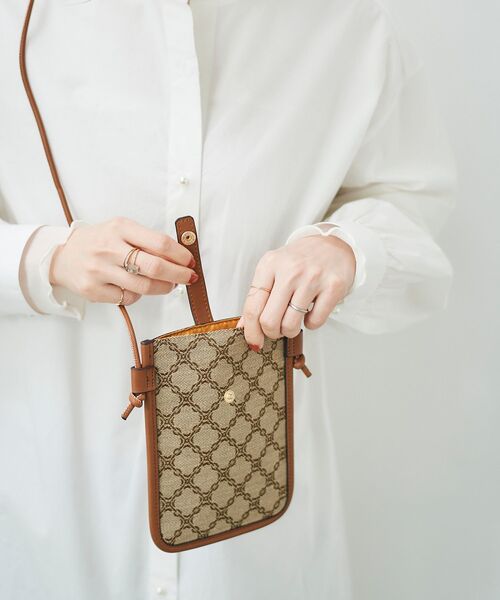 le.coeur blanc（ルクールブラン）の「ジャガードスマホショルダー（ショルダーバッグ・レディース・ブラック/キャメル・FREE）」の6枚目の写真