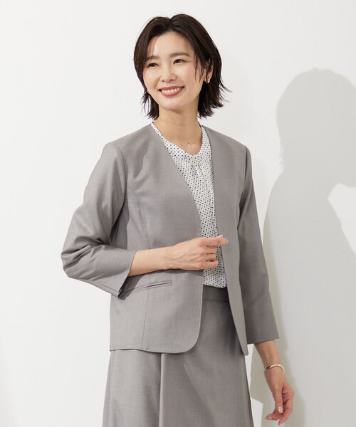J.PRESS（ジェイプレス）の「【セットアップ対応・洗える・UVケア・速乾】 OXIJEWELストレッチ ノーカラー ジャケット（ノーカラージャケット・レディース・ライトグレー系/ベージュ系/ネイビー系・T13/T15）」の2枚目の写真
